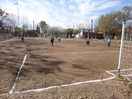 LIMPIEZA DE LA CANCHA AL INICIO DE JORNADA, POR LOS JUGADORES
